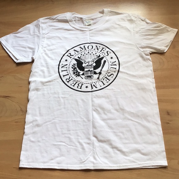 Gildan Tops - Gildan T-Shirt Ramones Museum Berlin 🎸